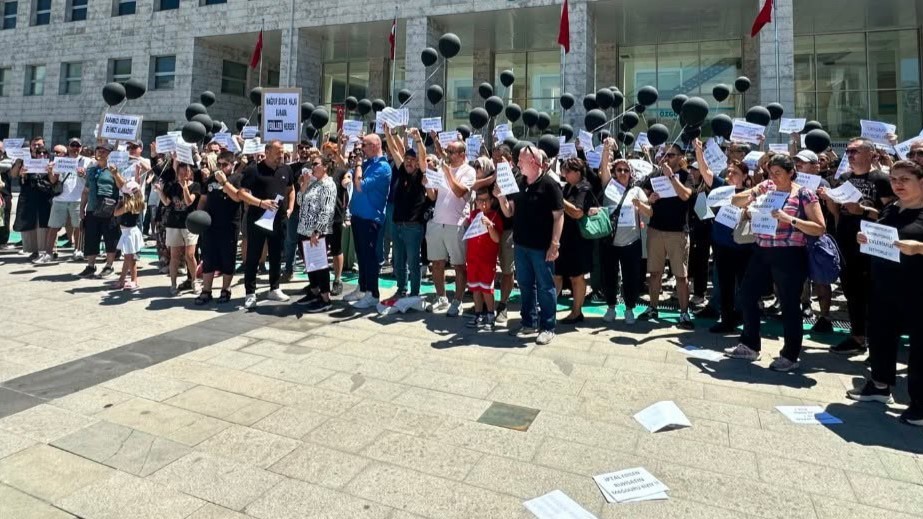 Bursa’da Atış Yapı mağdurlarından tepki: “Bedelini vatandaş ödüyor” Bursa’da Atış Yapı mağdurları, yaptıkları basın açıklamasıyla yaşadıkları mağduriyeti kamuoyuyla