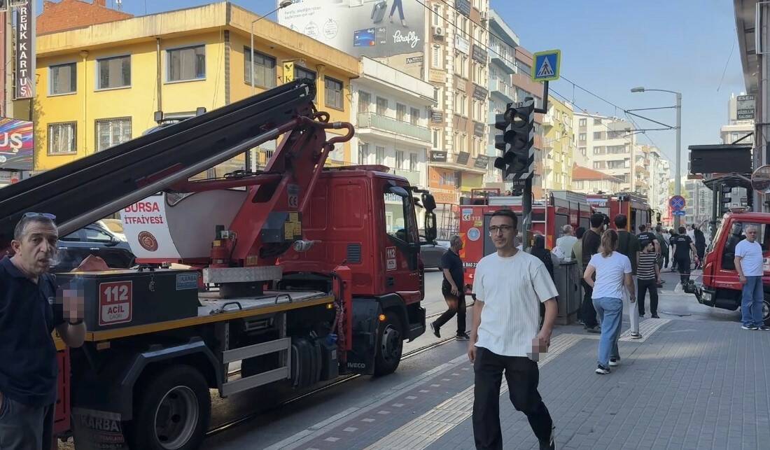 Bursa’nın merkezinde bir yangın paniği daha! Bursa’nın Osmangazi ilçesinde bir iş yerinin bacasında çıkan yangın paniğe