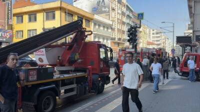 Bursa’nın Osmangazi ilçesinde bir iş yerinin bacasında çıkan yangın paniğe