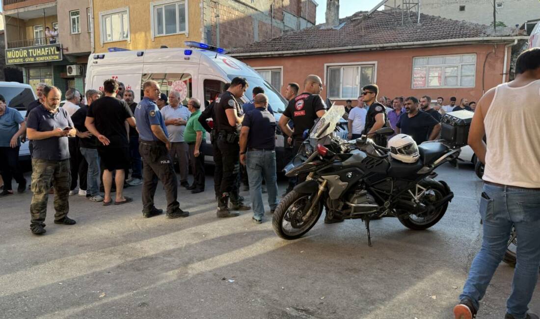 Bursa'nın Osmangazi ilçesinde çıkan bıçaklı kavgada 3 kişi yaralandı.