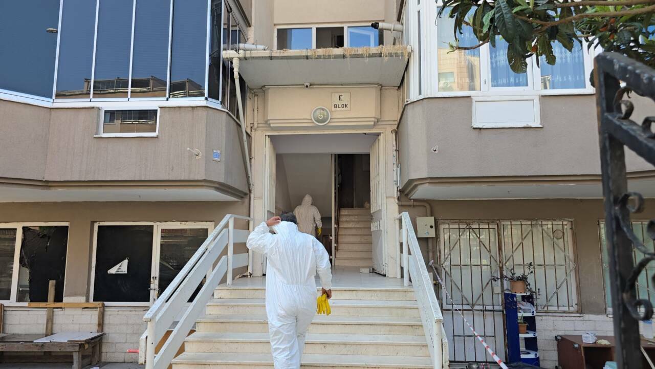 Bursa'da bir çöp ev vakası daha! Kamyon kamyon çöp biriktirmiş... 9 bursada bir cop ev vakasi daha icerden kamyon kamyon cop cikti 5dd7d1c2cd5f