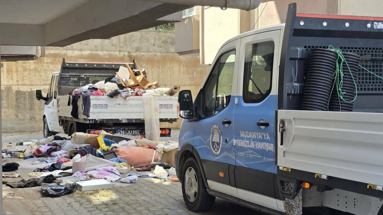 Bursa'da bir çöp ev vakası daha! Kamyon kamyon çöp biriktirmiş... 1 bursada bir cop ev vakasi daha icerden kamyon kamyon cop cikti 75e39870a915