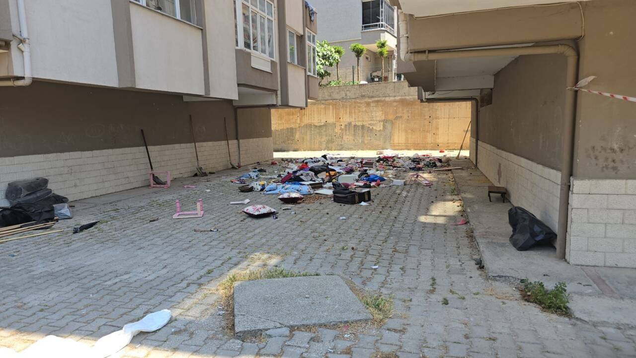 Bursa'da bir çöp ev vakası daha! Kamyon kamyon çöp biriktirmiş... 5 bursada bir cop ev vakasi daha icerden kamyon kamyon cop cikti af4eb51e4b50