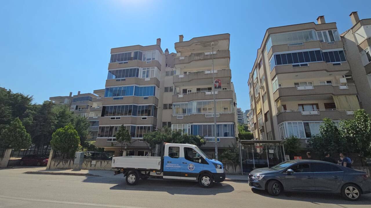 Bursa'da bir çöp ev vakası daha! Kamyon kamyon çöp biriktirmiş... 8 bursada bir cop ev vakasi daha icerden kamyon kamyon cop cikti d799e4e0ec08