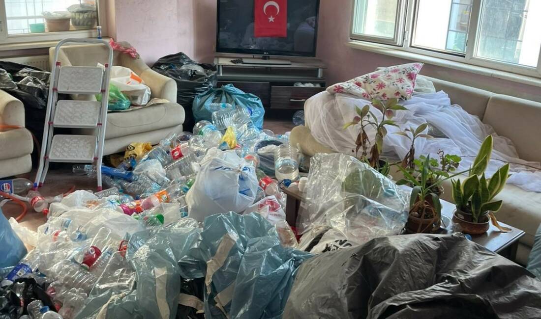 Bursa’da bir yeni çöp ev vakası daha! 2,5 ton çıktı… Osmangazi Belediyesi’nin Çırpan Mahallesi’nde gerçekleştirdiği kapsamlı temizlik çalışmasında bir daireden