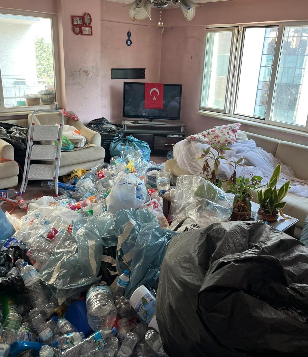 Bursa'da bir yeni çöp ev vakası daha! 2,5 ton çıktı... 7 bursada bir yeni cop ev vakasi daha 25 ton cikti 132314590ebb
