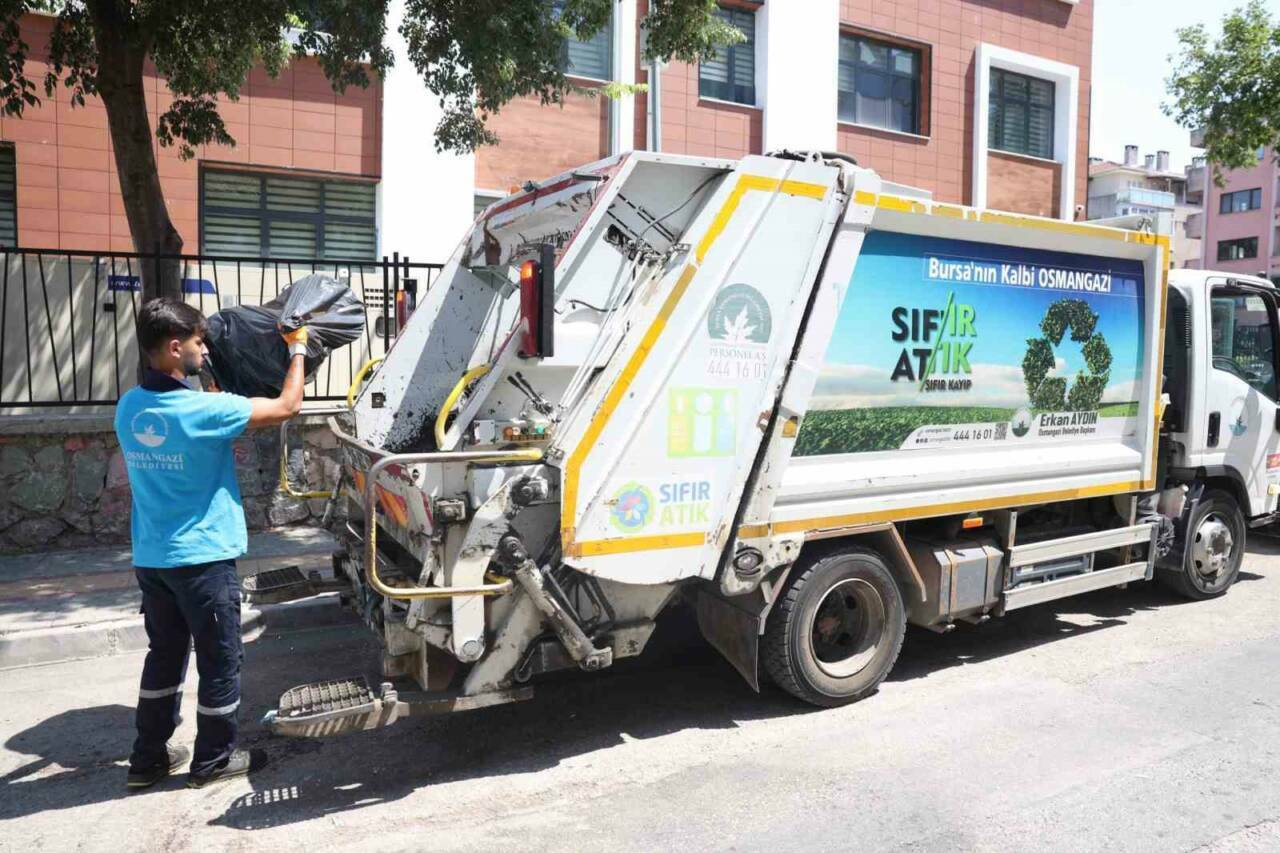 Bursa'da bir yeni çöp ev vakası daha! 2,5 ton çıktı... 1 bursada bir yeni cop ev vakasi daha 25 ton cikti 2787029e5ee0