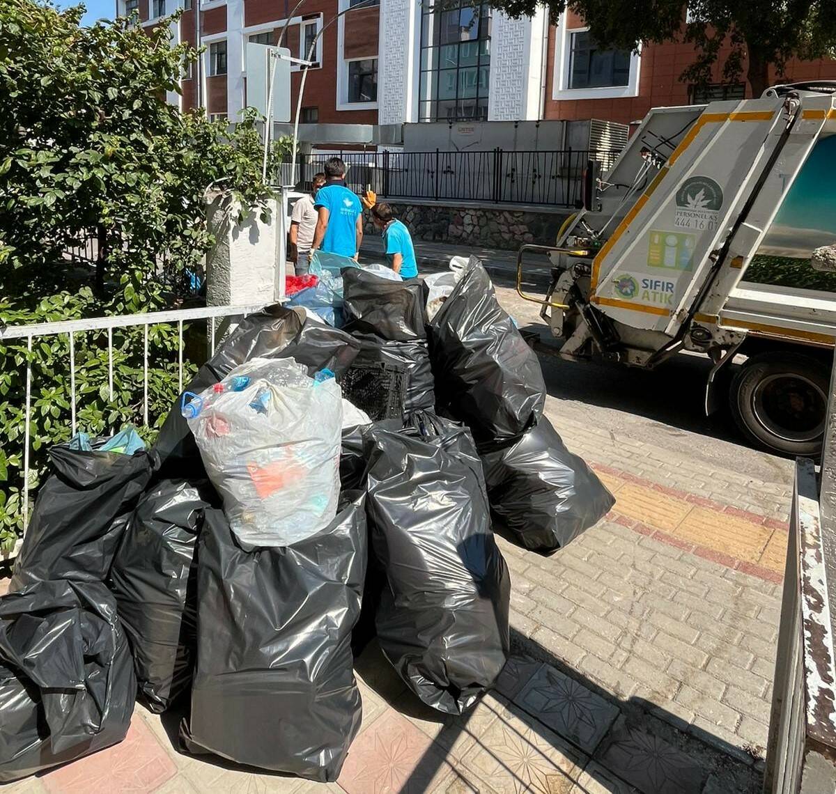 Bursa'da bir yeni çöp ev vakası daha! 2,5 ton çıktı... 4 bursada bir yeni cop ev vakasi daha 25 ton cikti 64a9ac2c3e3e