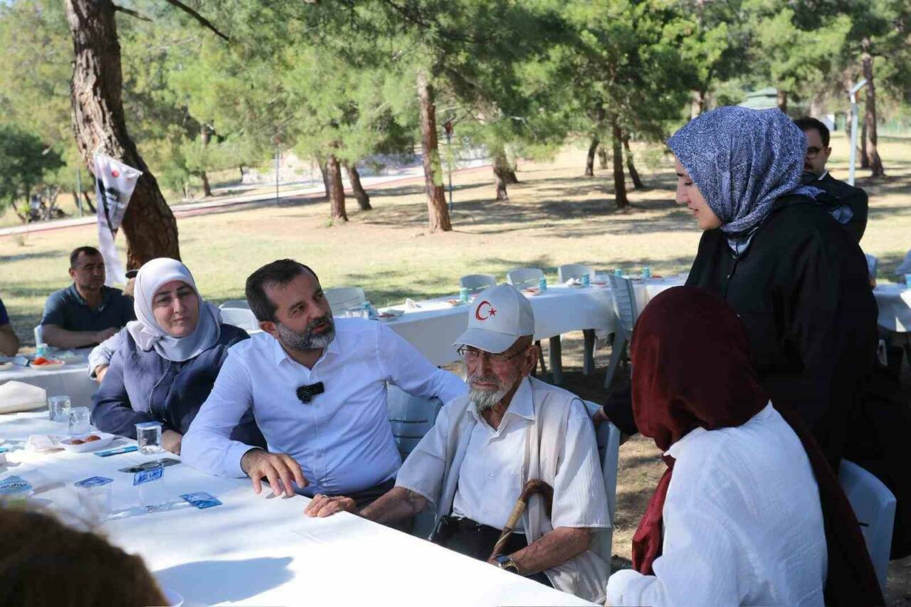 Bursa'da büyüklere vefa pikniği 1 bursada buyuklere vefa piknigi a10094423015