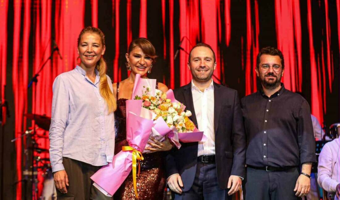 Bursa’da Derya Bedavacı rüzgarı Uluslararası Bursa Festivali kapsamında Kültürpark Açıkhava Tiyatrosu’nda sahne alan sanatçı