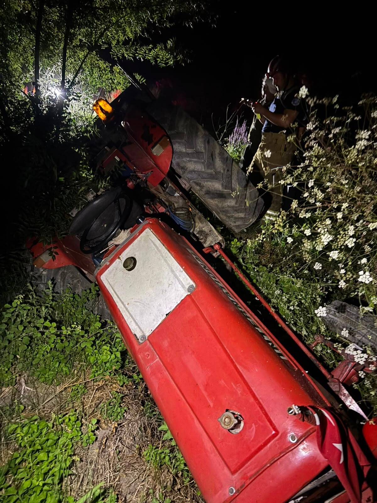Bursa'da traktör devrildi! Yaşlı adamın durumu ağır... 3 bursada devrilen traktorun surucusu agir yaralandi 54a502ed6d83