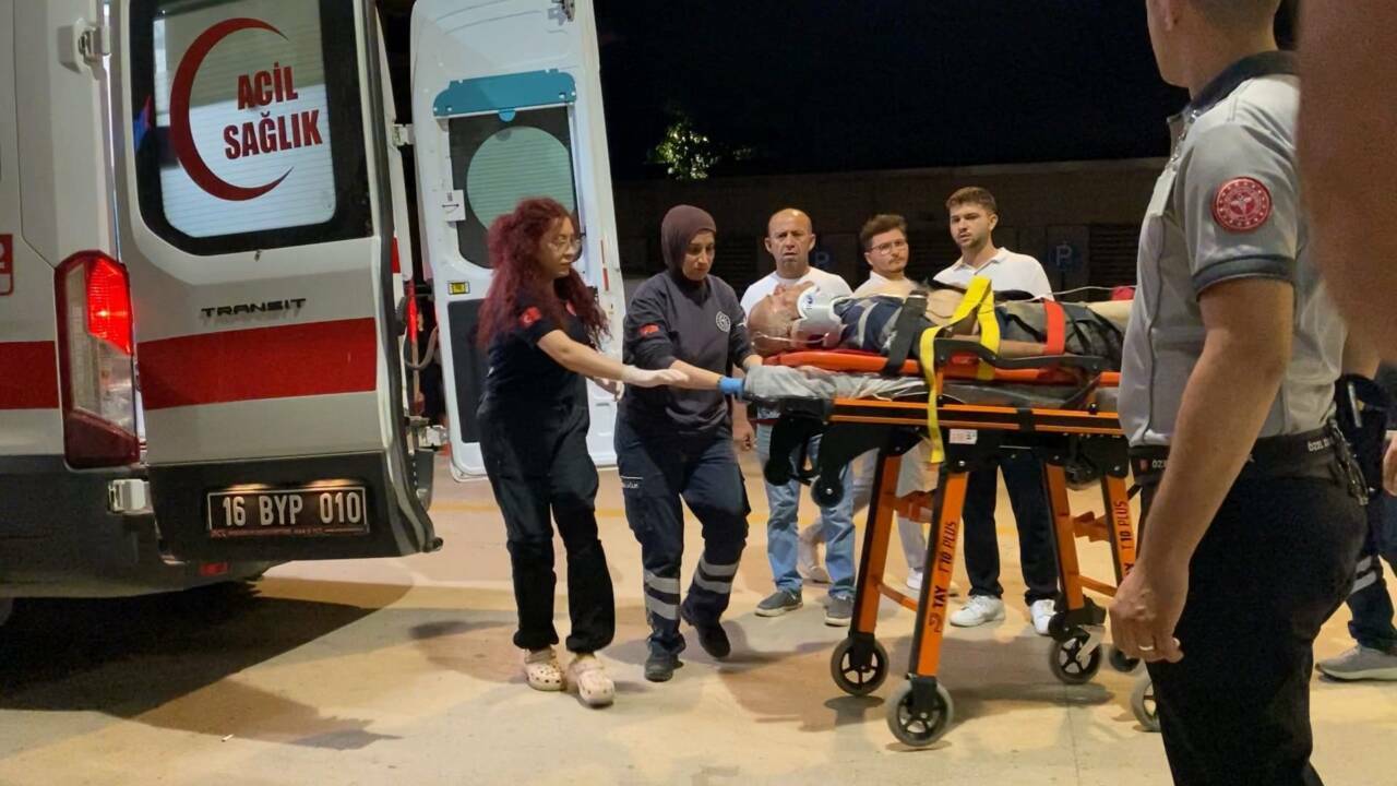 Bursa'da traktör devrildi! Yaşlı adamın durumu ağır... 1 bursada devrilen traktorun surucusu agir yaralandi 7d5fe6f8ea20