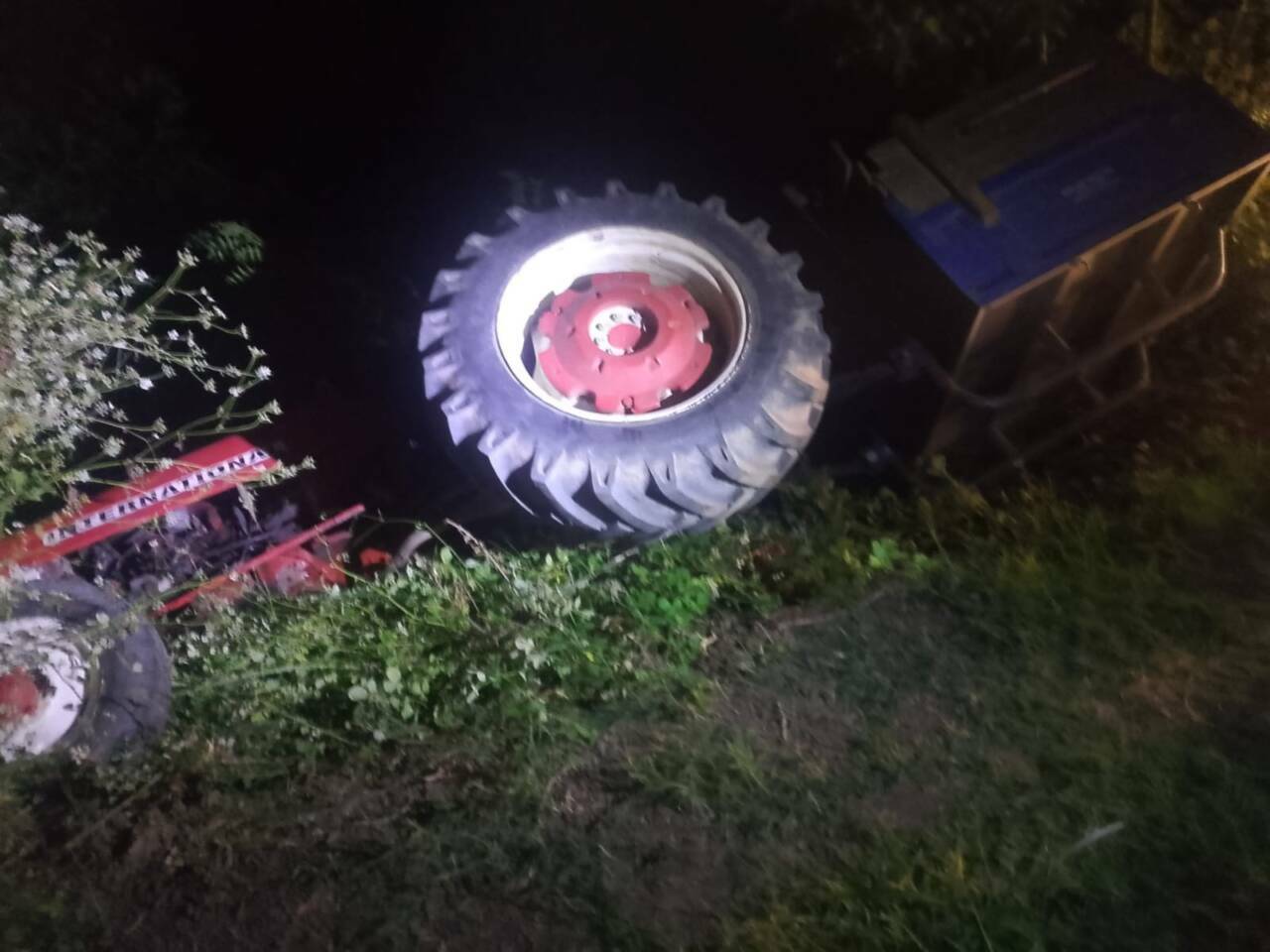 Bursa'da traktör devrildi! Yaşlı adamın durumu ağır... 2 bursada devrilen traktorun surucusu agir yaralandi fa58dfc027ba