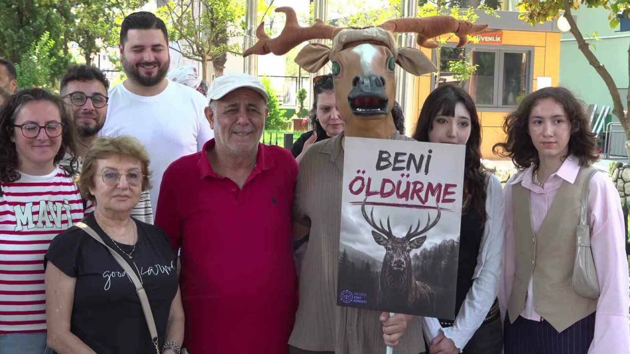 bursada dikkat ceken geyik kostumlu protesto 6ee58057c87e