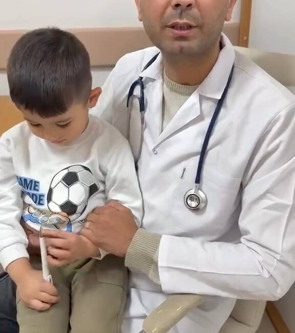 Bursa’da doktor babadan, DMD hastası oğluna şifa çağrısı Bursa'da tıbbi onkoloji uzmanı olarak görev yapan Dr. Haluk Keskin