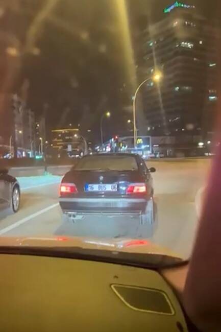 Bursa’da Drift pahalıya patladı! Dev ceza geldi… Bursa’da yeşil ışıkta drift yaparak hareket eden otomobil, polis ekiplerince