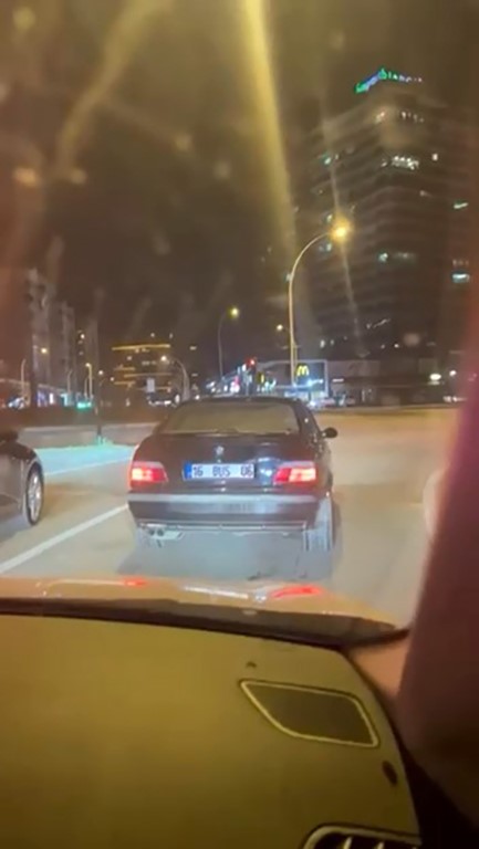 Bursa’da Drift pahalıya patladı! Dev ceza geldi… Bursa’da yeşil ışıkta drift yaparak hareket eden otomobil, polis ekiplerince