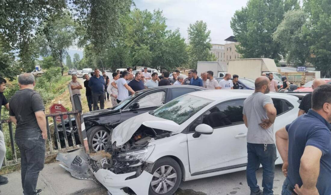 Bursa’da ehliyetsiz sürücü dehşeti Bursa'nın İnegöl ilçesinde, ehliyetsiz sürücünün kullandığı otomobilin çarptığı, 2 araçta