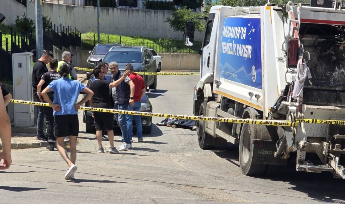 Bursa’da feci kaza! Çöp kamyonunun altında kaldı… Bursa'nın Mudanya ilçesinde, çöp kamyonunun altında kalan Feyzullah Yeşilyaprak (70),