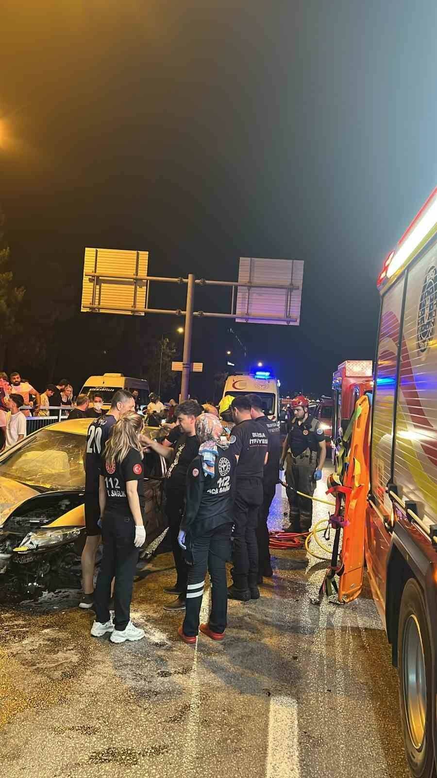 Bursa’da feci kaza! Metrelerce takla attı 3 bursada feci kaza metrelerce takla atti a19b6236fe25