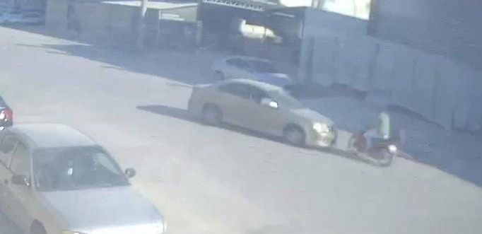 Bursa’da feci kaza! O anlar kamerada… Bursa’nın İnegöl ilçesinde, otomobil ile motosikletin çarpıştığı trafik kazasında motosiklet