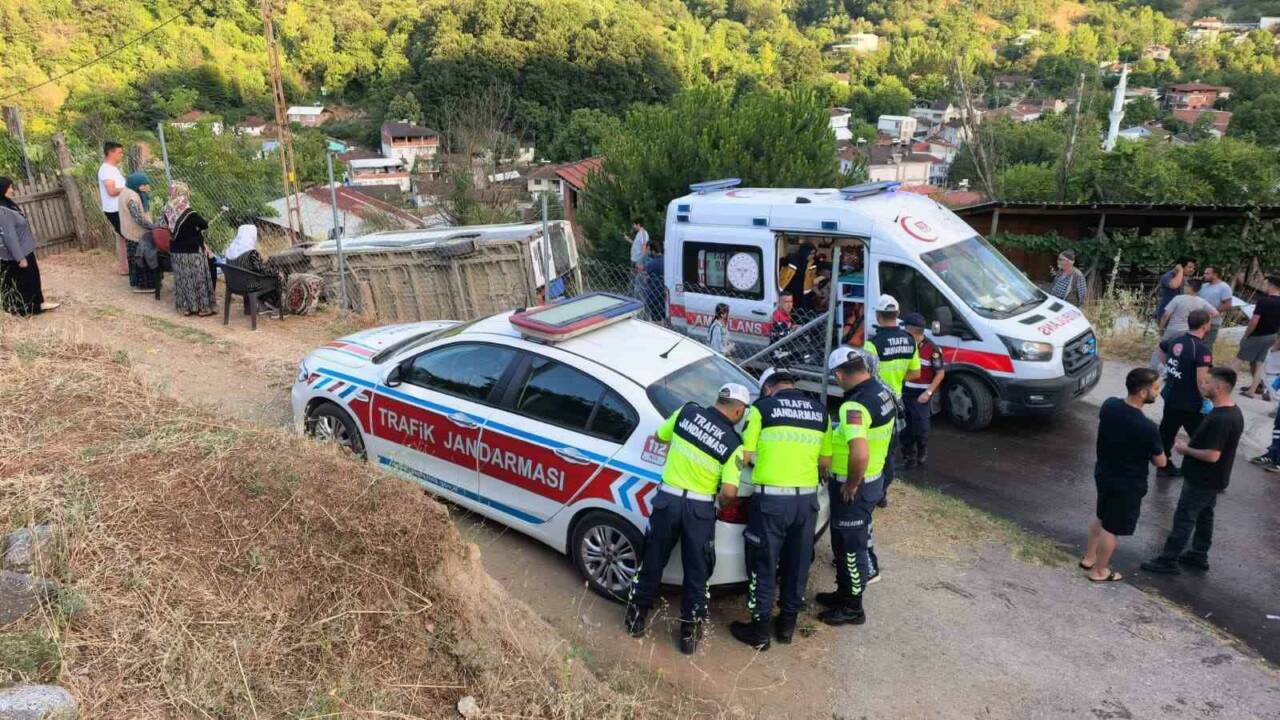 Bursa'da feci kaza! Servis devrildi: Çok sayıda yaralı var... 2 bursada feci kaza servis devrildi cok sayida yarali var 27b6c1f0a284