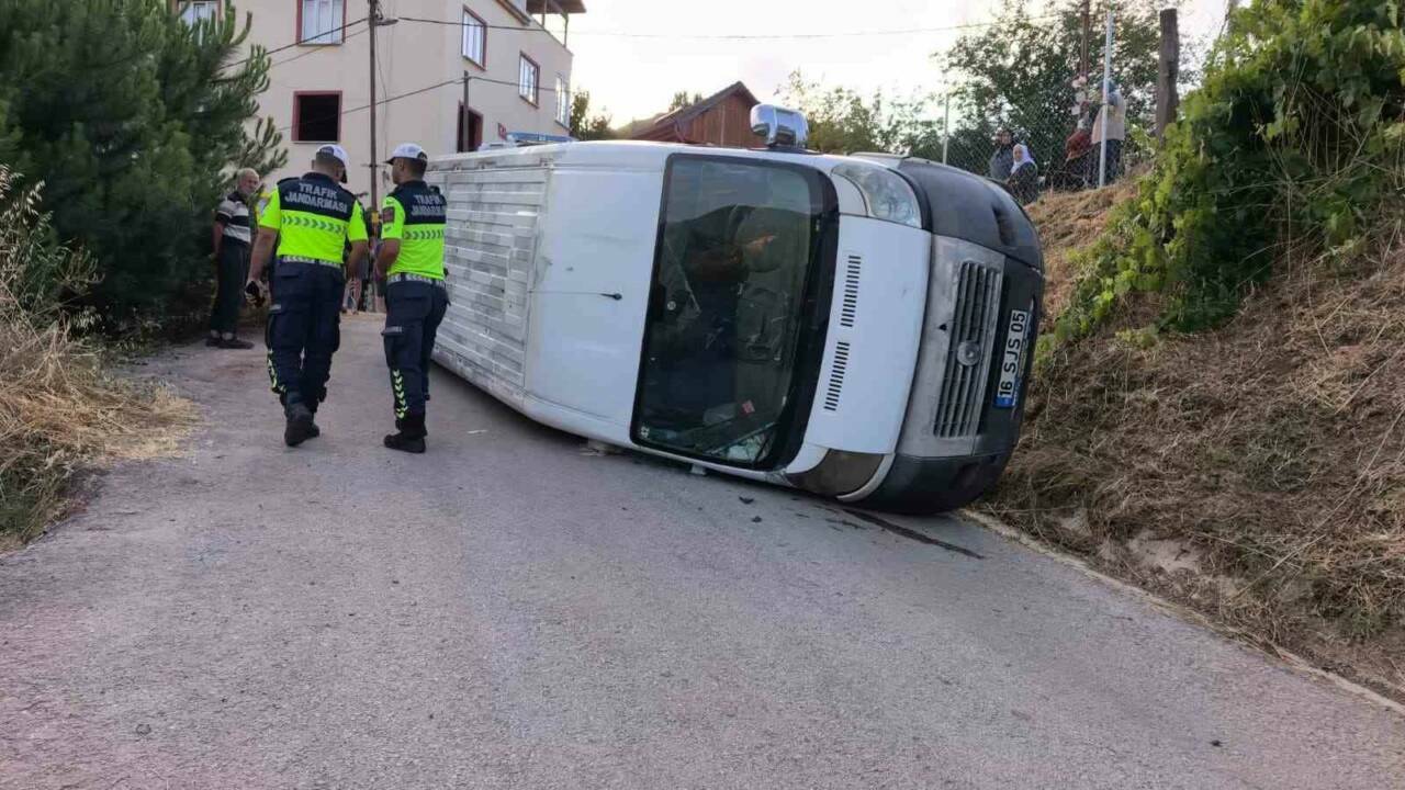 Bursa'da feci kaza! Servis devrildi: Çok sayıda yaralı var... 3 bursada feci kaza servis devrildi cok sayida yarali var 57e8185b450a