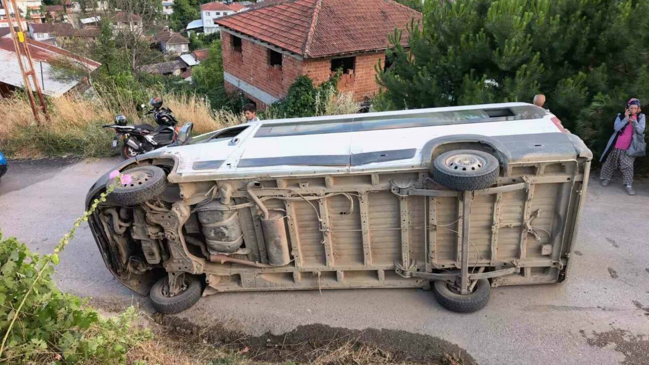 Bursa'da feci kaza! Servis devrildi: Çok sayıda yaralı var... 4 bursada feci kaza servis devrildi cok sayida yarali var 8da82790182a