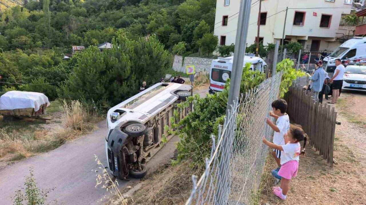 Bursa’nın İnegöl ilçesinde tarım işçilerini taşıyan servis minibüsünün devrilmesi sonucu