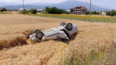 Bursa'nın İnegöl ilçesinde tarlaya savrulan otomobilin ters döndüğü kazada sürücü