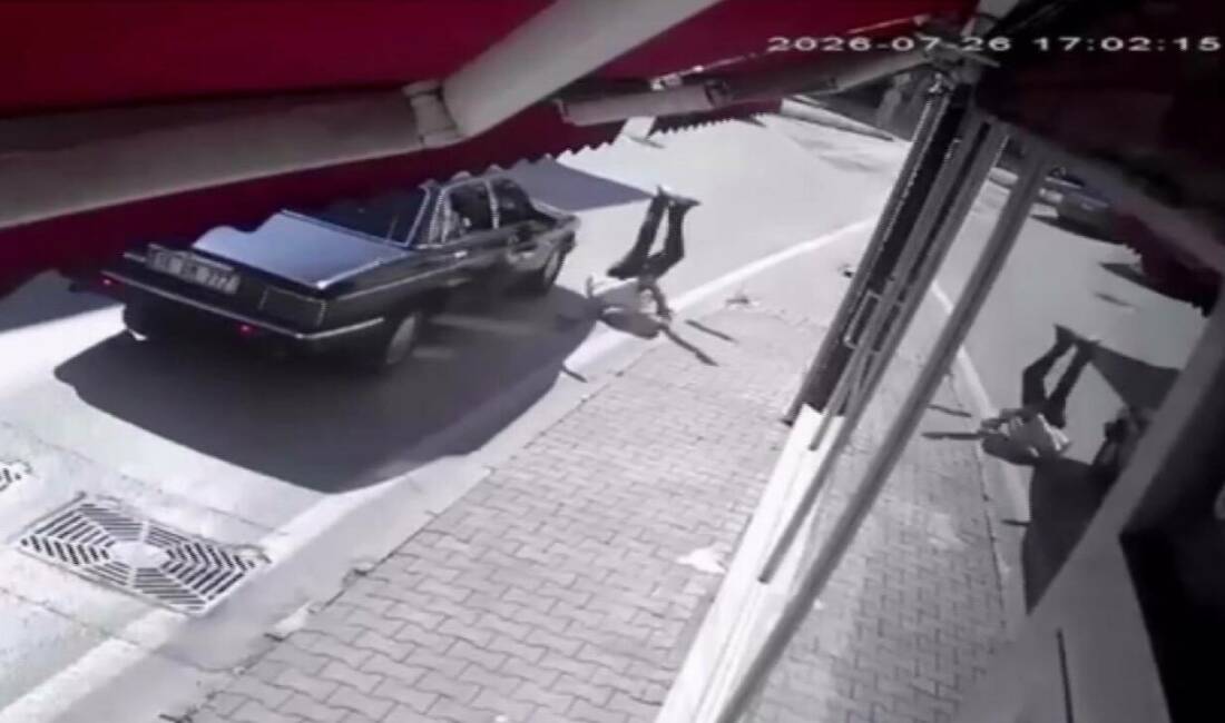 Bursa’da feci kaza: Yolun karşısına koşarak geçerken… Bursa’nın Mudanya ilçesinde yolun karşısına koşarak geçmeye çalışan yayaya otomobil