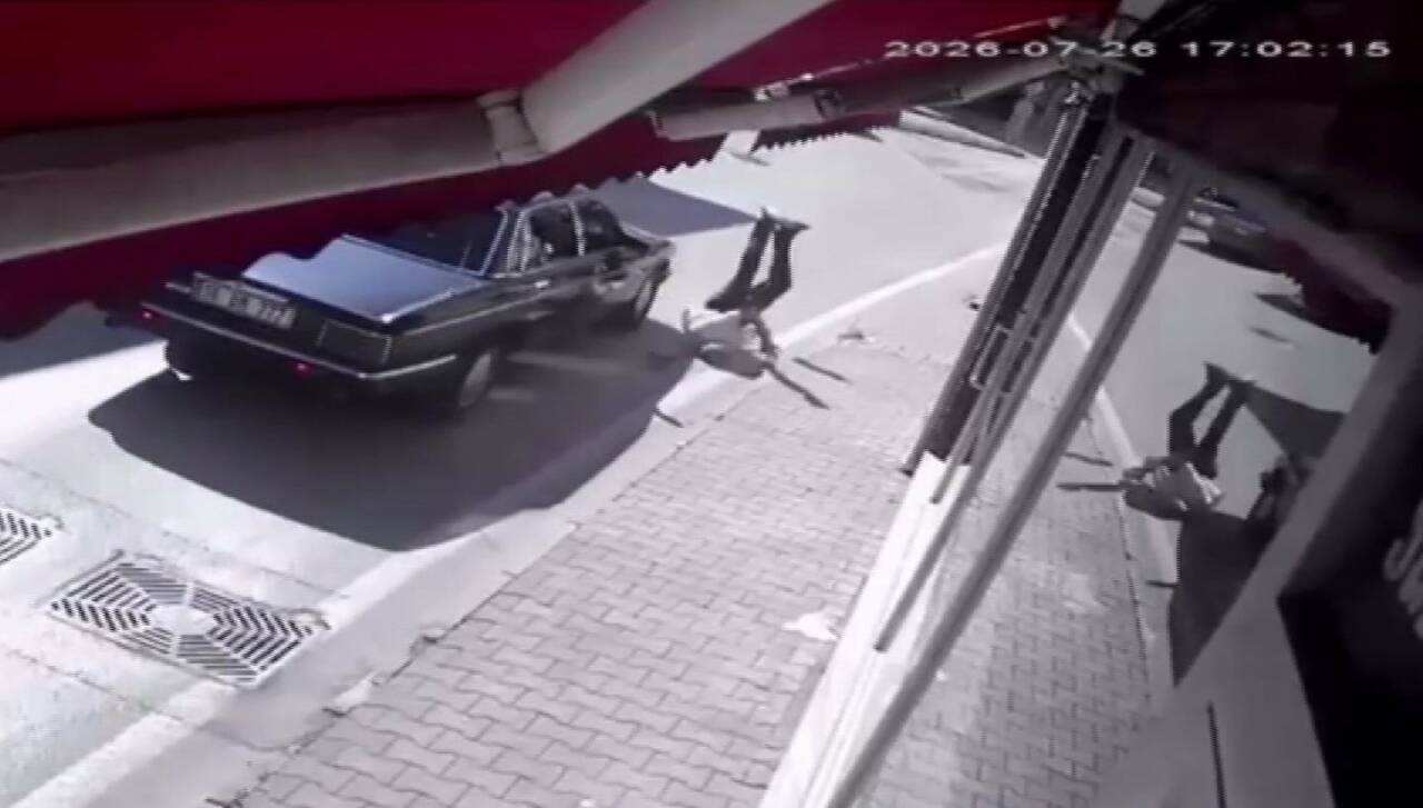 Bursa’nın Mudanya ilçesinde yolun karşısına koşarak geçmeye çalışan yayaya otomobil
