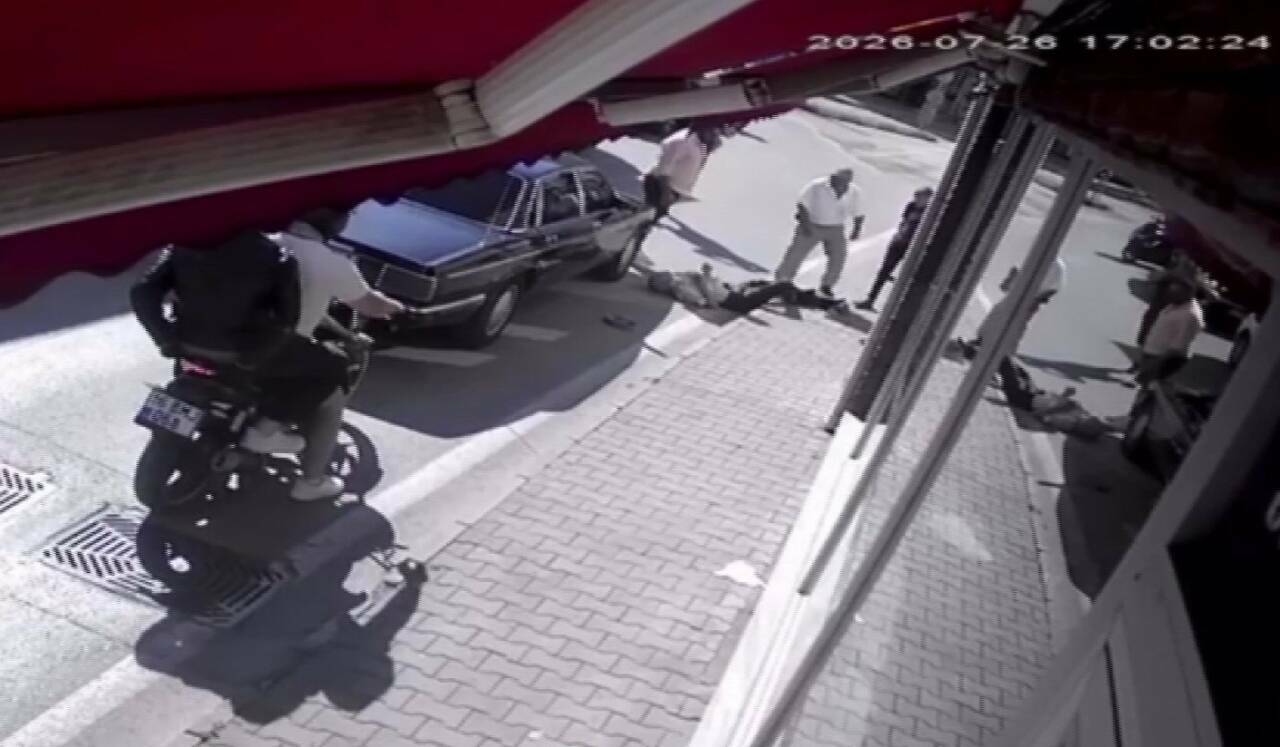 Bursa’da feci kaza: Yolun karşısına koşarak geçerken... 2 bursada feci kaza yolun karsisina kosarak gecerken b50e7ac3d575