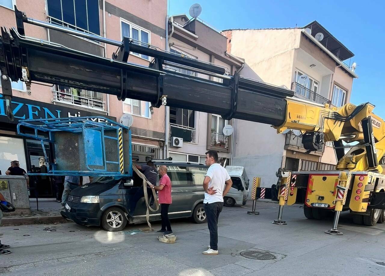Bursa'da feci kaza! Yük asansörü minibüsün üzerine devrildi 4 bursada feci kaza yuk asansoru minibusun uzerine devrildi 1678c614179c