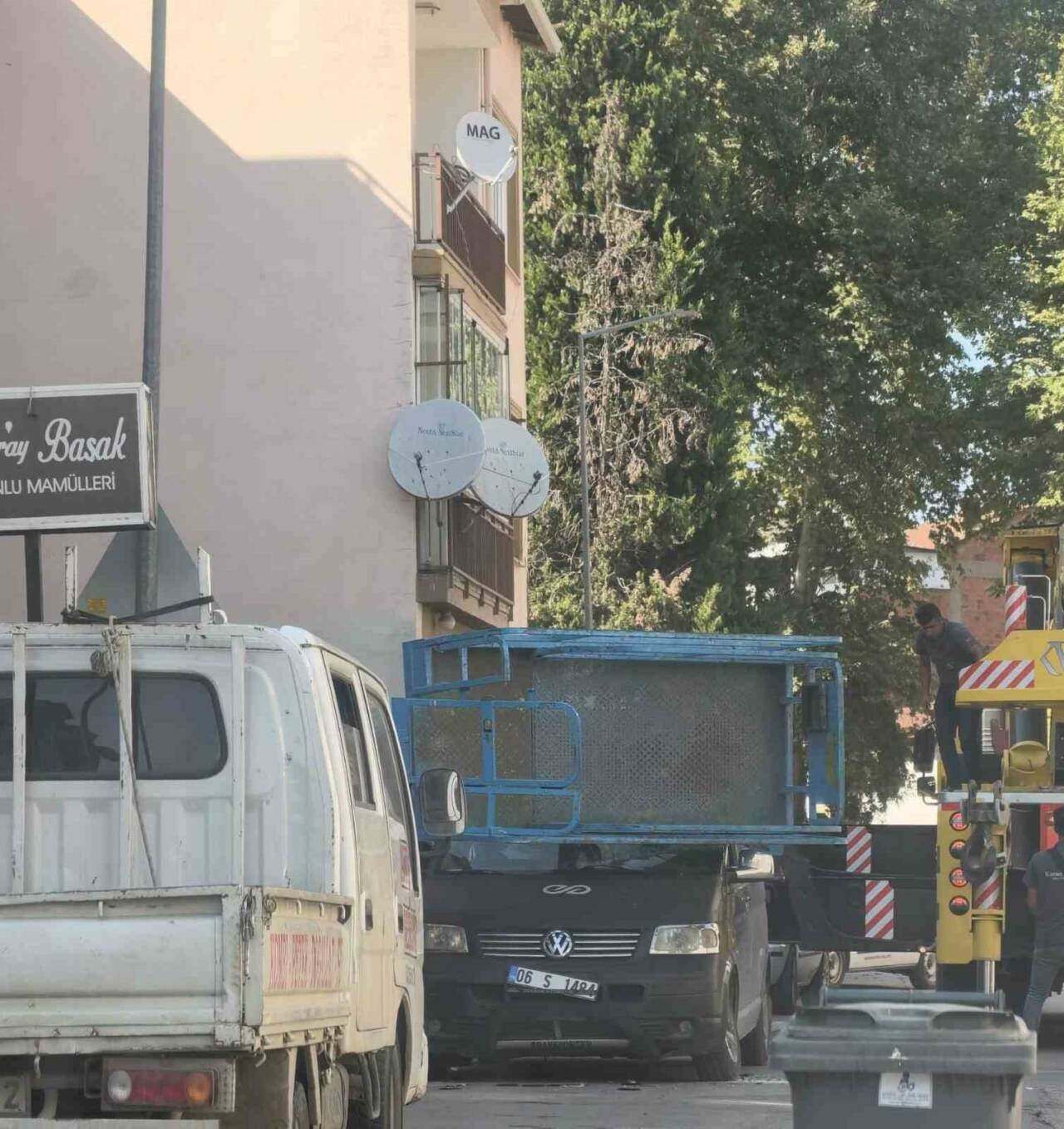 Bursa'da feci kaza! Yük asansörü minibüsün üzerine devrildi 5 bursada feci kaza yuk asansoru minibusun uzerine devrildi 39ab88a44103