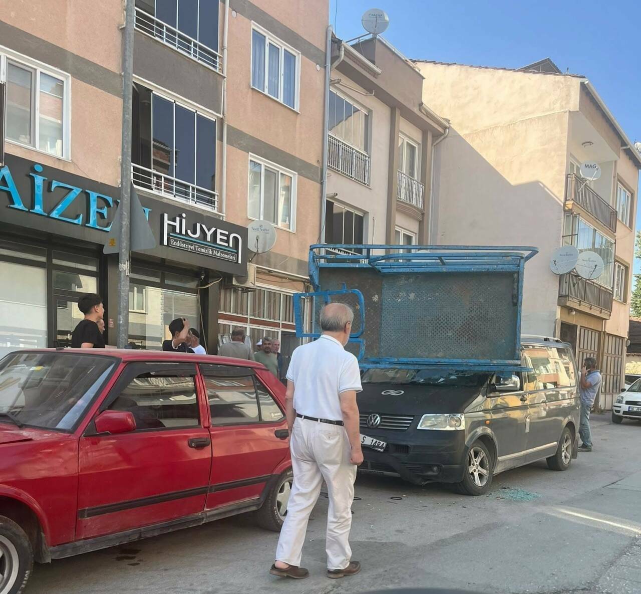 bursada feci kaza yuk asansoru minibusun uzerine devrildi 4a5db2f58df6