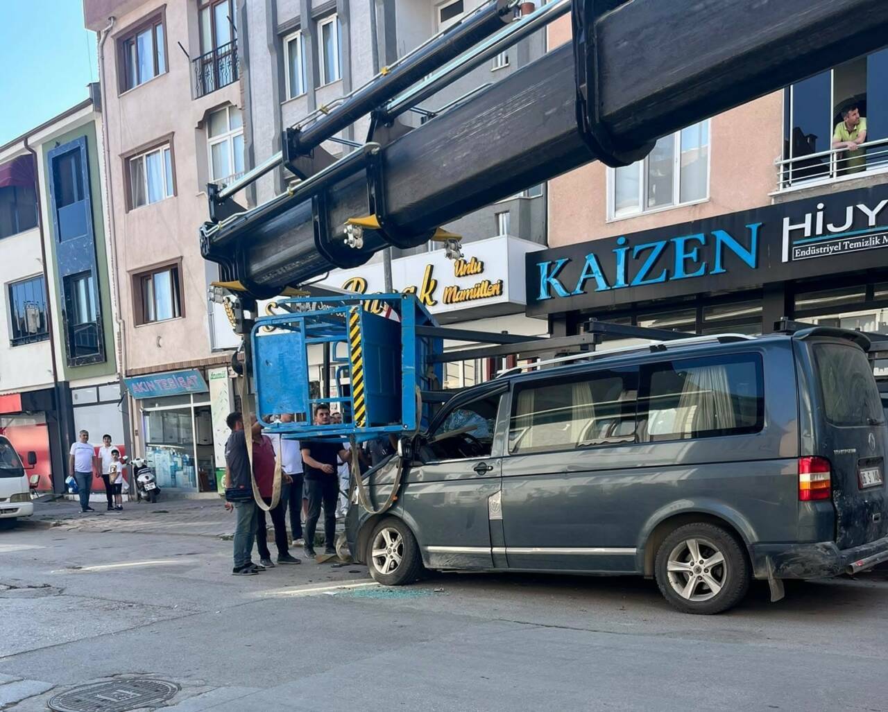 bursada feci kaza yuk asansoru minibusun uzerine devrildi 71f6c85efbf8