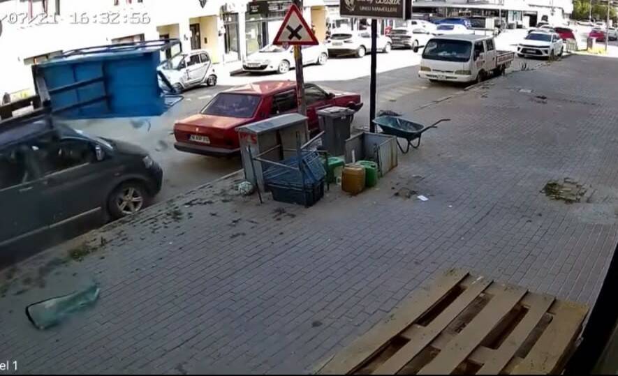 Bursa'da feci kaza! Yük asansörü minibüsün üzerine devrildi 6 bursada feci kaza yuk asansoru minibusun uzerine devrildi 92fa2946504a