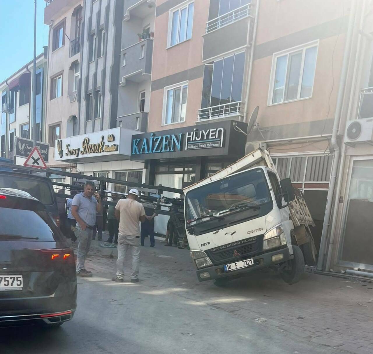 Bursa'da feci kaza! Yük asansörü minibüsün üzerine devrildi 3 bursada feci kaza yuk asansoru minibusun uzerine devrildi ac6a5b0fd3cf