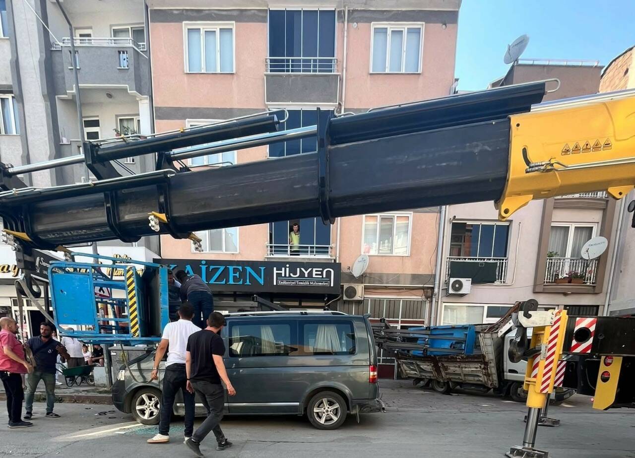 Bursa’da feci kaza! Yük asansörü minibüsün üzerine devrildi Bursa’nın İnegöl ilçesinde meydana gelen olayda ev eşyası taşımak için