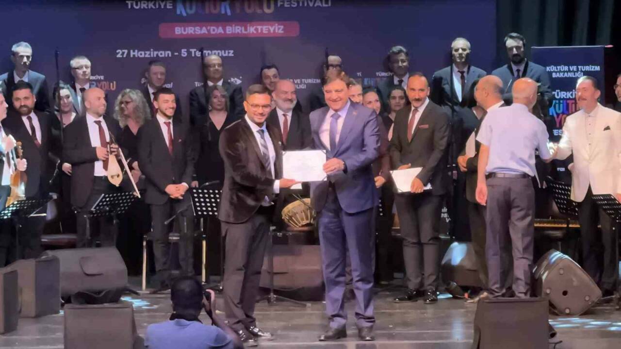 Bursa’da fethin 700. yılına özel beste yarışmasında ödüller sahiplerini buldu 3 bursada fethin 700 yilina ozel beste yarismasinda oduller sahiplerini buldu ae2db694eb46
