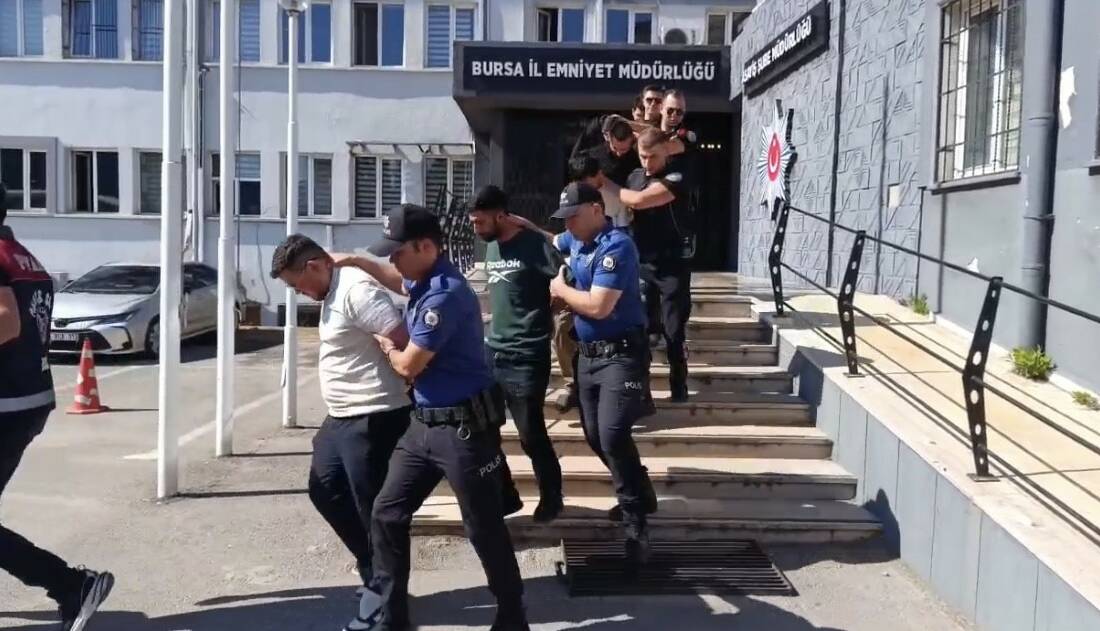 Bursa’da filmleri aratmayacak dolandırıcılık hikayesi Bursa’da kendilerini polis olarak tanıtan organize dolandırıcılık şebekesi, yaşlı bir