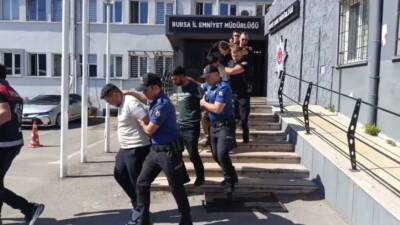 Bursa’da kendilerini polis olarak tanıtan organize dolandırıcılık şebekesi, yaşlı bir