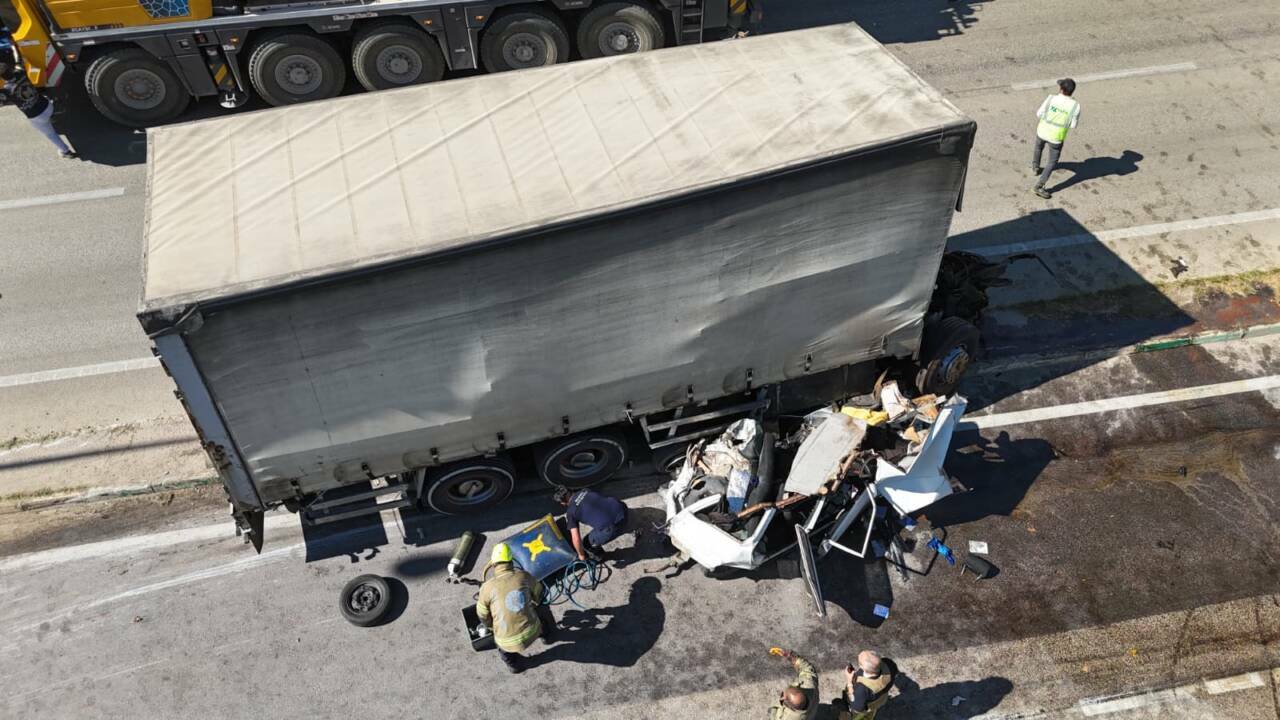 Bursa’da freni boşalan kamyon araçlara çarptı! Yaralılar var... 2 bursada freni bosalan kamyon araclara carpti yaralilar var 4047168ed45b