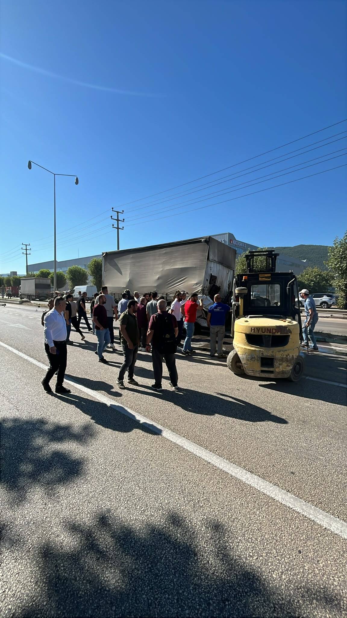 Bursa’da freni boşalan kamyon araçlara çarptı! Yaralılar var... 9 bursada freni bosalan kamyon araclara carpti yaralilar var 83458ca72454