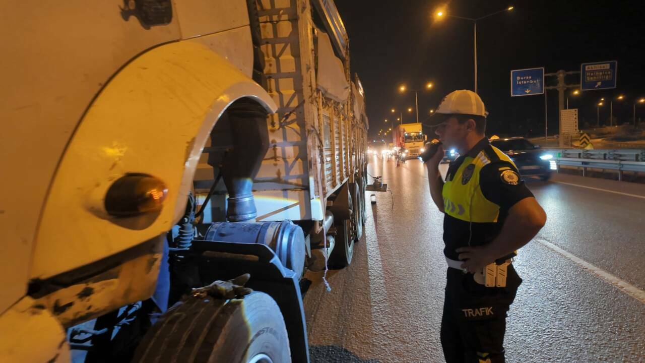 Bursa'da faciadan dönüldü! Polis yolu boşalttı... 2 bursada freni patlayan kamyon panige neden oldu 0b8d06baa63e