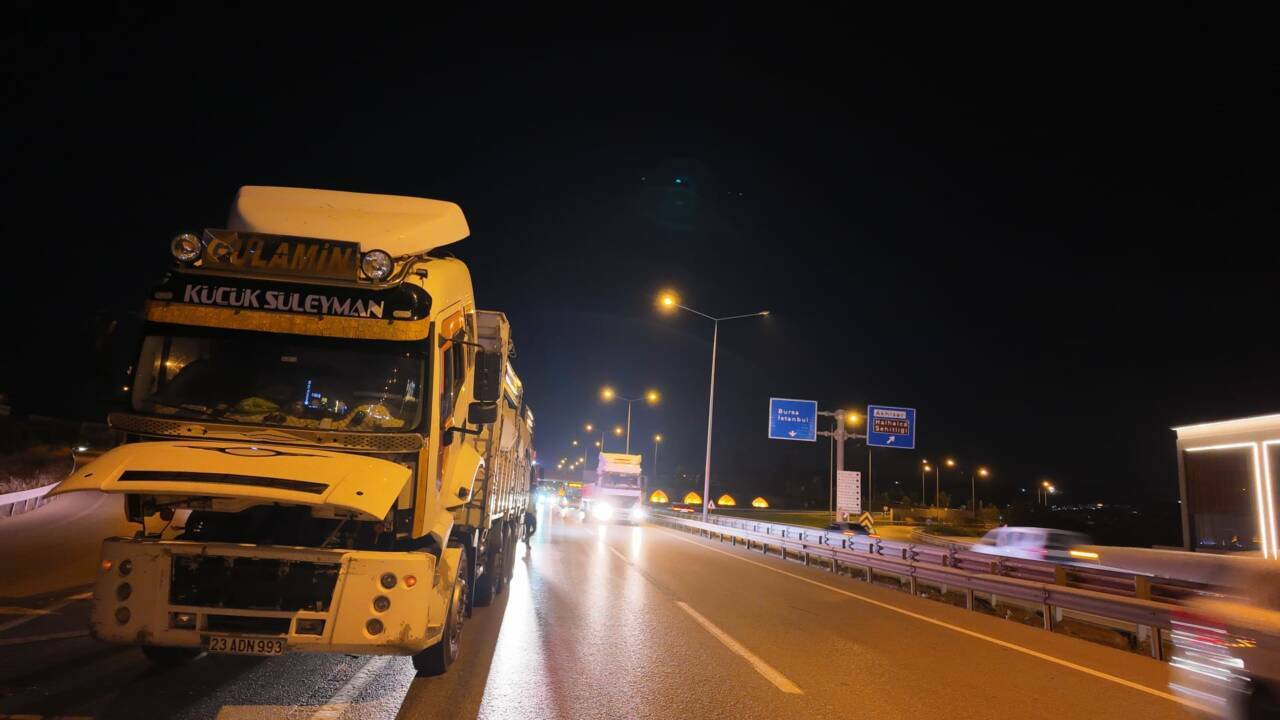 Bursa'da faciadan dönüldü! Polis yolu boşalttı... 1 bursada freni patlayan kamyon panige neden oldu 9616c872c5b7