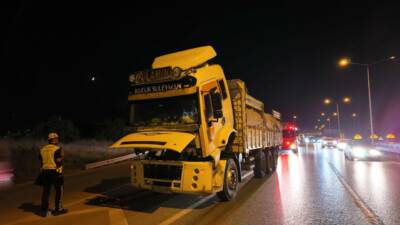 Bursa'nın İnegöl ilçesinde, freni patlayan kamyon polis ekiplerinin yolu boşaltıp