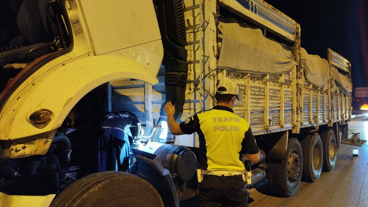 Bursa'da faciadan dönüldü! Polis yolu boşalttı... 3 bursada freni patlayan kamyon panige neden oldu b0e7cdc4b2fa