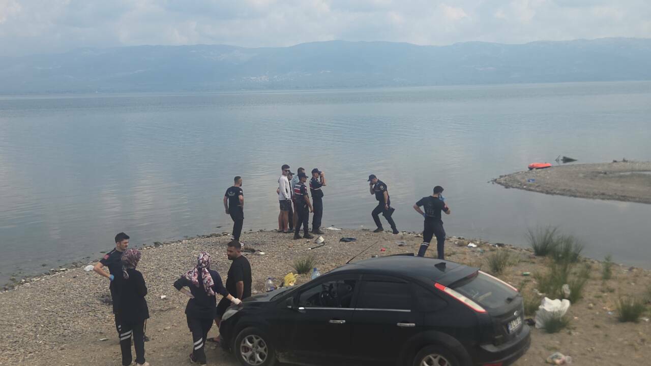Bursa'da göle giren 2 arkadaş kayboldu! Arama çalışmaları başladı 3 bursada gole giren 2 arkadas kayboldu arama calismalari basladi 7b828135f2d5